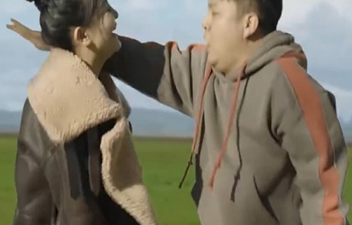 Chàng trai áp dụng tuyệt chiêu "dộng tường" tỏ tình và cái kết
