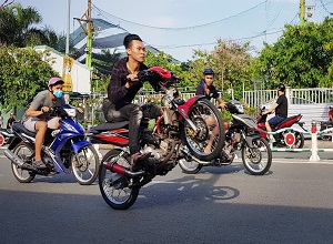 Bốc đầu xe máy rồi đánh võng, quái xế nhận mưa chỉ trích