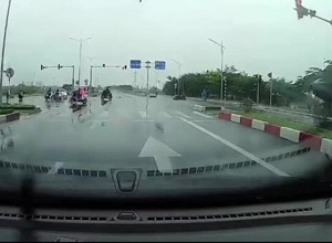 Xe máy lấn làn suýt bị ô tô tông