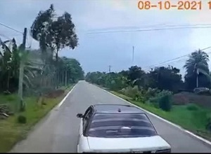 Hãi hùng với cảnh xe tải lao vun vút bị xe con đánh võng, phanh gấp không cho vượt