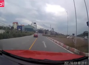Vừa chạy làn ngược chiều, đè vạch, xe sang mercedes gặp ngay CSGT