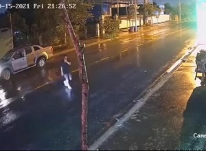 Lái xe máy gặp họa kinh hoàng vì tài xế ô tô vi vu qua đường vừa nghe điện thoại
