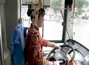 Cô dâu lái xe buýt đến dự đám cưới gây sốt