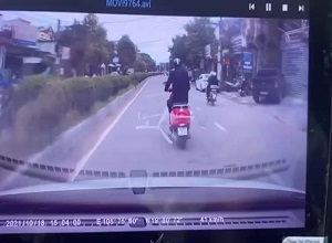 Lái xe vespa 'làm trò' trước mũi ô tô