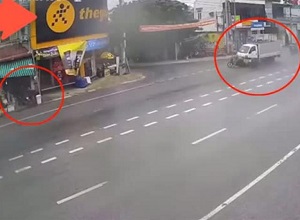 Tông bay lái xe máy kéo 'rơ moóc', ô tô tải lao vào cửa hàng tạp hóa, 1 người thoát 'tử thần'