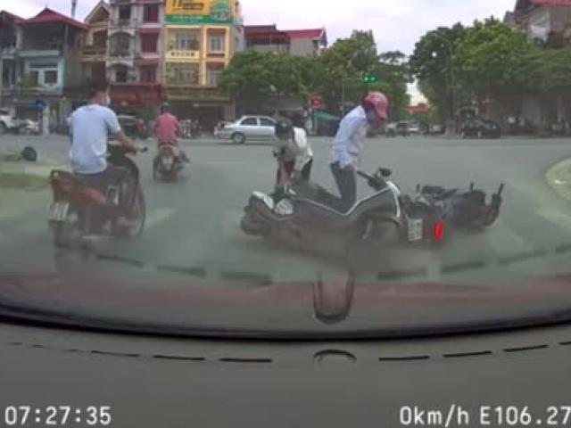 Bị ô tô sang đường hất ngã, nữ tài xế gặp nạn liên hoàn