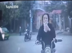 Mải mê thưởng thức đồ uống, nữ tài xế xe đạp điện tông thẳng đầu ô tô