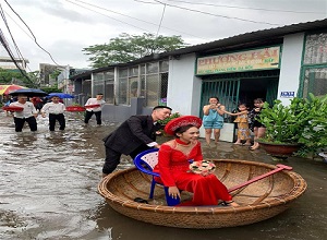 Đám cưới ngày mưa lũ, cô dâu ngồi thuyền thúng chú rể đẩy