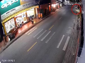 Ôm cua như đua mô tô, 3 cô gái đi xe máy gặp nạn kinh hoàng, xe trượt tóe lửa