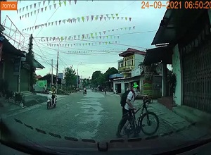 Đi xe đạp như 'chốn không người', nam sinh khiến lái ô tô một phen hú vía