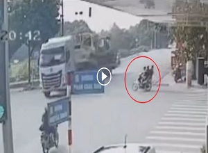 Xe máy kẹp 3 phóng như bay tông trúng xe rơ moóc và hình ảnh bất ngờ