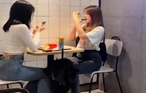 Những tình huống tấu hài cực mạnh của các cô nàng bạn thân