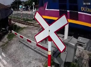 Nữ tài xế trả giá đắt vì phóng xe xé rào đường sắt lúc tàu chạy tới