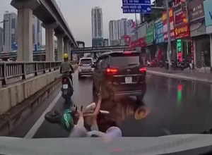 Lái ô tô tạt đầu, ép ngã đôi nam nữ đi xe máy rồi tháo chạy, tài xế nhận “mưa” chỉ trích