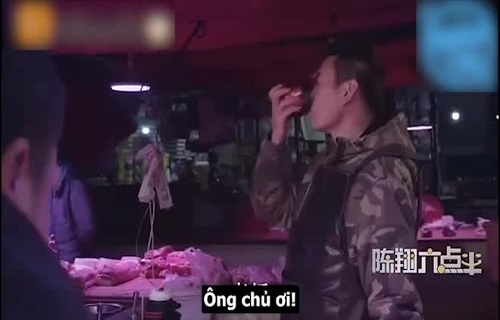 Thanh niên lầy lội rảnh rỗi đi trêu chọc ông chủ hàng thịt