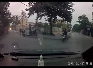 Đánh võng, tạt đầu vượt ô tô, tài xế drift xe máy xoay vòng tròn