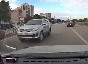Ô tô Fortuner chạy ngược chiều vun vút, xe con vội dạt phải tránh tai họa