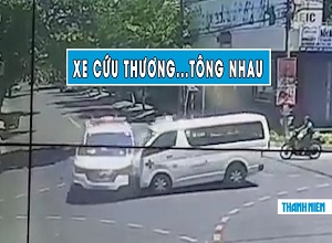 Xe cứu thương bị tông mạnh tại ngã tư