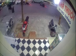 2 xe máy đang chạy bỗng ngã nhào như hiệu ứng domino