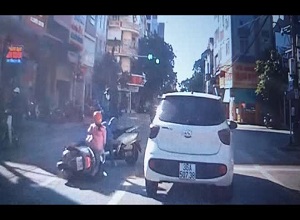 'Ninja lead' tạt đầu ô tô, sang đường ẩu gây họa cho phụ nữ và trẻ nhỏ