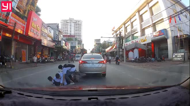 Vượt ẩu, lạng lách giữa 2 ô tô, học sinh đi xe máy 'kẹp 3' gặp ngay tai họa