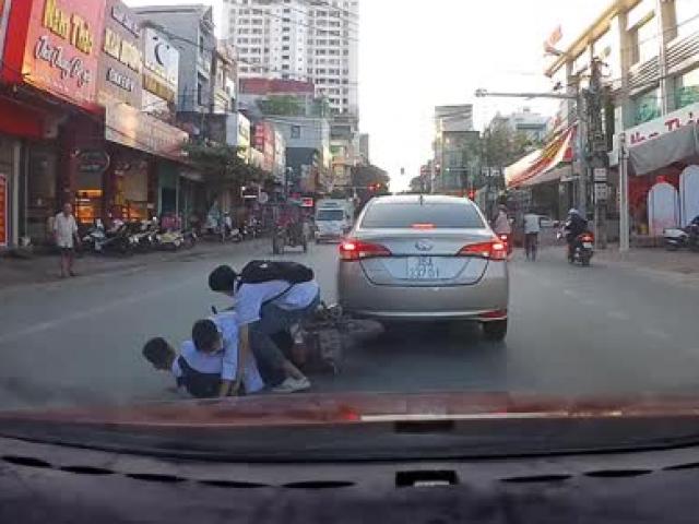 Drift như trong phim, ô tô con tránh tai họa tông xế hộp ngược chiều