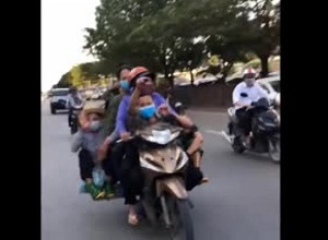 Nữ tài xế lái xe máy 'kẹp 6' người lớn chạy vun vút trên phố Hà Nội
