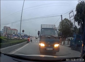 'Gặp lái ô tô 'cứng', xe tải chạy ngược chiều 'ngậm ngùi' đi lùi, nhường đường