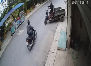 Xe công nông chạy như 'đường trong nhà mình' khiến lái xe máy gặp nạn kinh hoàng