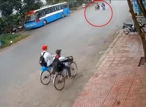 Hành động khó hiểu khi dắt xe qua đường, người phụ nữ gặp nạn kinh hoàng