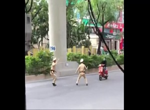 Thông chốt gặp CSGT, lái xe vespa ngã như 'cây chuối đổ'