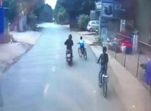 Đạp xe chuyển hướng kiểu '1 mình 1 đường', cậu bé gặp tai họa trước mũi ô tô