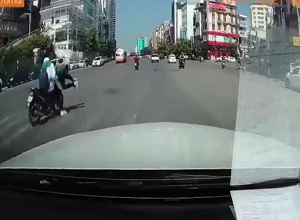 Xe máy chạy ẩu tông bay nam sinh đi bộ qua đường