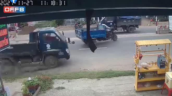 Ô tô tải drift như phim hành động tránh tông xe ba gác, hất đổ quầy trà sữa