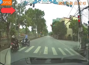 Phóng xe máy vượt đèn đỏ, tài xế tông xe kinh hoàng, 3 người ngã gục