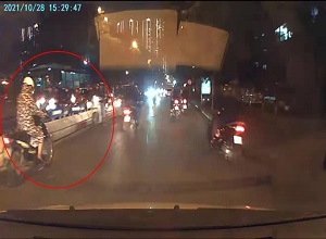 Thót tim với cảnh nữ tài xế gặp họa ngã gục trước đầu ô tô vì va phải xe chạy trái luật