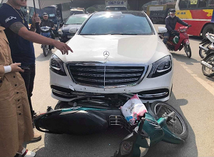 Tông móp xe mercedes, xe máy gãy vành