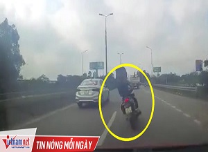 Ô tô đầu kéo đánh võng, tạt đầu khiến lái xe máy gặp nạn kinh hoàng