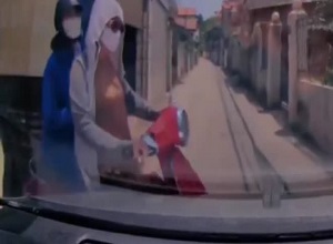 'Ninja' đi xe vespa bất thình lình lao ra từ ngõ, bị ô tô húc bay