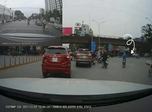 Mải mê dùng điện thoại, lái xe máy điện gây họa cho nữ tài xế