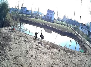 Đột nhập vào ao cá, người đàn ông bị đà điểu tấn công tới tấp
