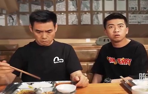 Anh chàng nhân viên mới khiếp sợ với nhà ăn 'cái gì cũng có' của công ty