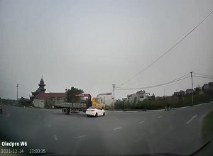 Ô tô con bị xe tải tông vỡ đầu, cư dân mạng tranh cãi đúng sai
