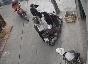 Người phụ nữ bị giật túi xách, ngã văng xuống đường