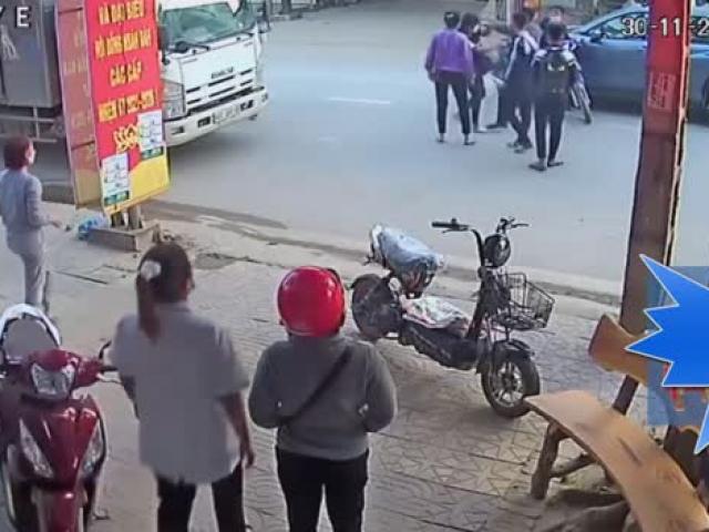 Xế hộp bị tông vỡ đầu, lái xe ô tô nổi giận đấm cả thanh niên ngồi trên xe máy