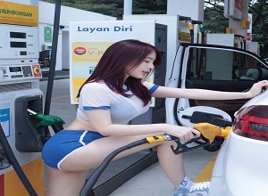 Mỹ nhân đi đổ xăng diện đồ gợi cảm khoe body 'đốt mắt' người nhìn