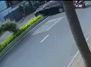Ô tô 'điên' phóng cắt ngang đường, phi qua dải phân cách, nữ tài xế thoát đại nạn
