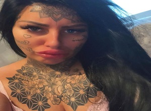 Bà mẹ xăm hình trên mặt không ngại khi bị nhìn chằm chằm