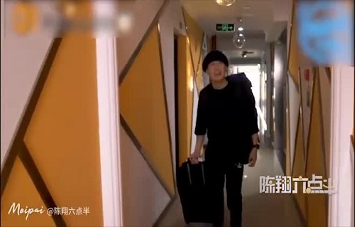 Sau 10 năm mới về thăm nhà chàng trai nhận nhầm cả bố mẹ