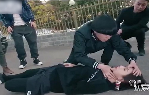 Thanh niên cấp cứu người đẹp bị ngất và cái kết khiến bao người ngã ngửa